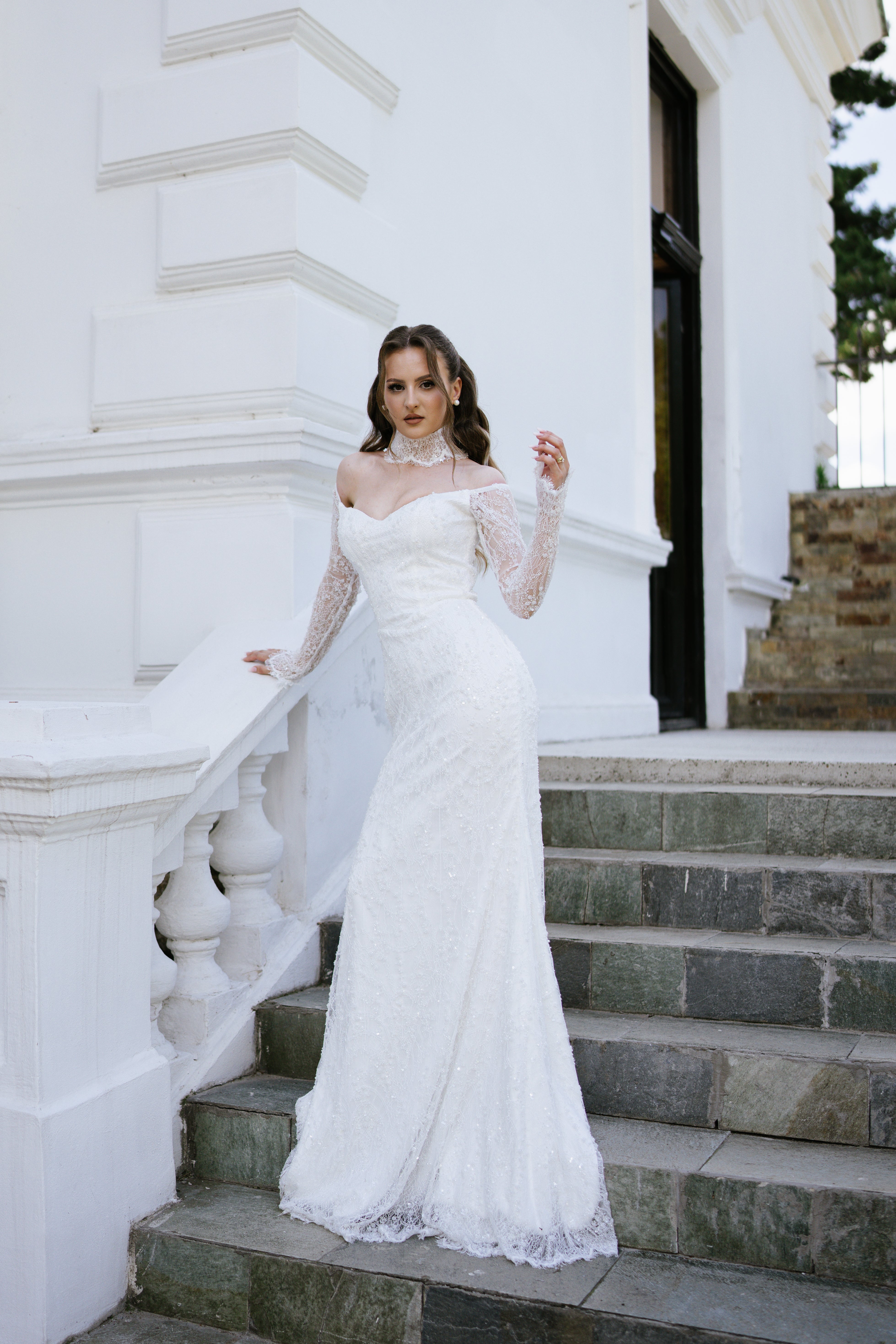 Luxury Mermaid Wedding Dress with Chantilly Lace, Off-Shoulder Sleeves and High Lace Collar