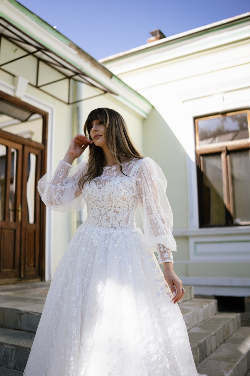 Rochie de mireasa stil printesa cu aplicatii florale