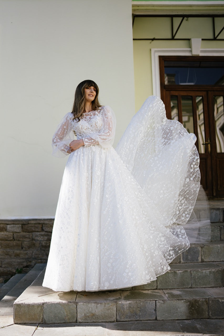 Rochie de mireasa stil printesa cu aplicatii florale