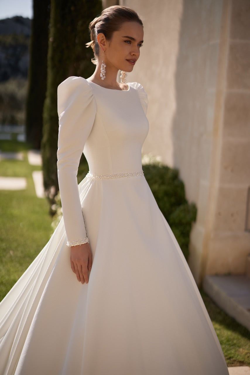 ELEGANT AND SIMPLE WEDDING DRESS