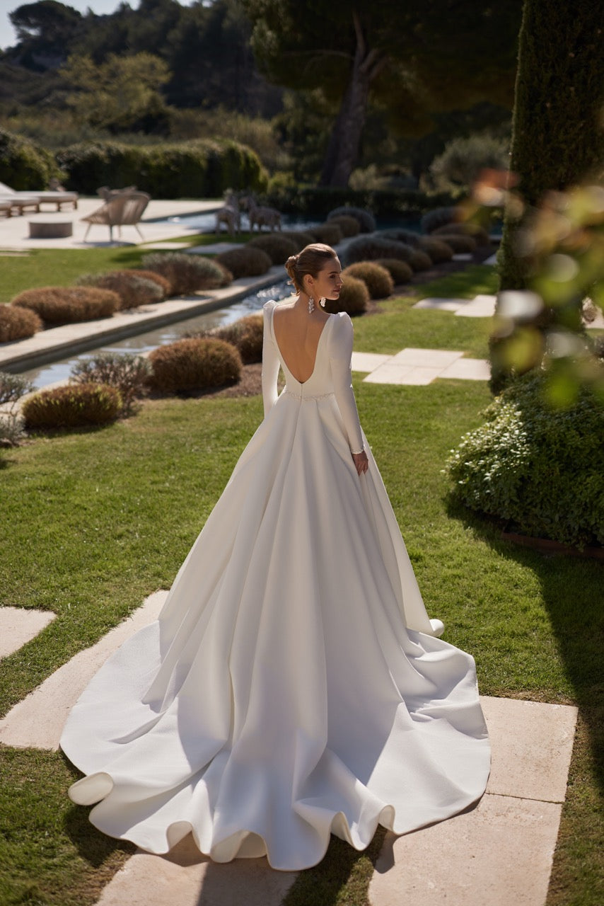 ELEGANT AND SIMPLE WEDDING DRESS