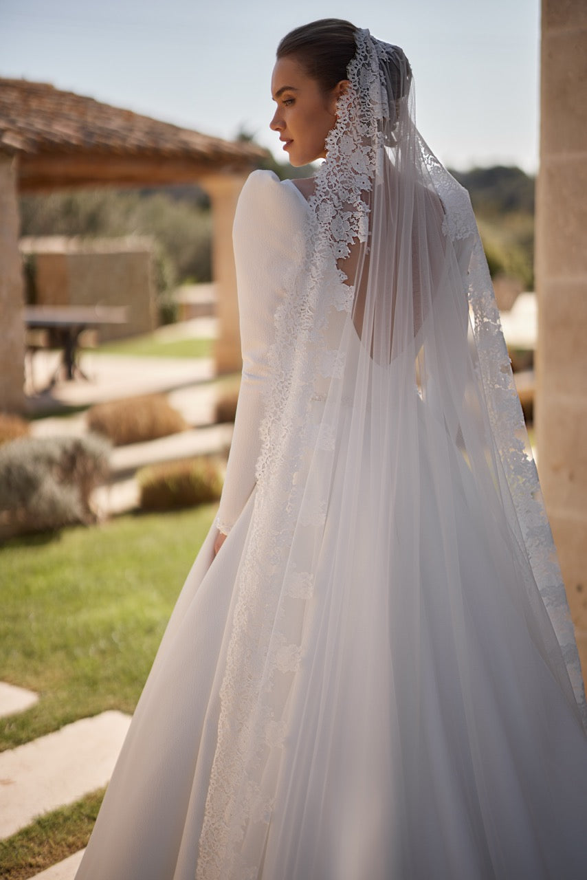 ELEGANT AND SIMPLE WEDDING DRESS