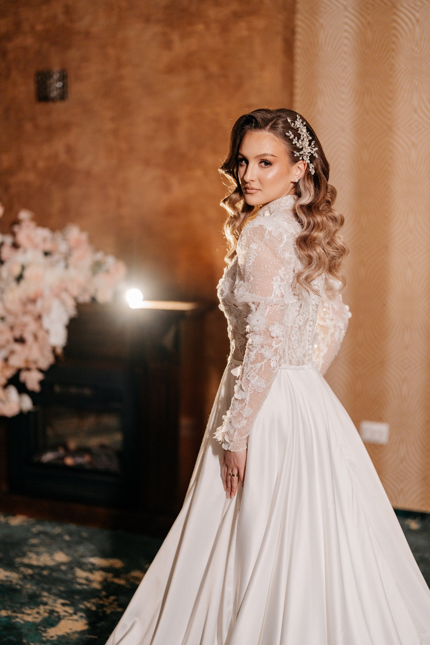 Rochie de mireasa eleganta si modesta, cu bust din dantela