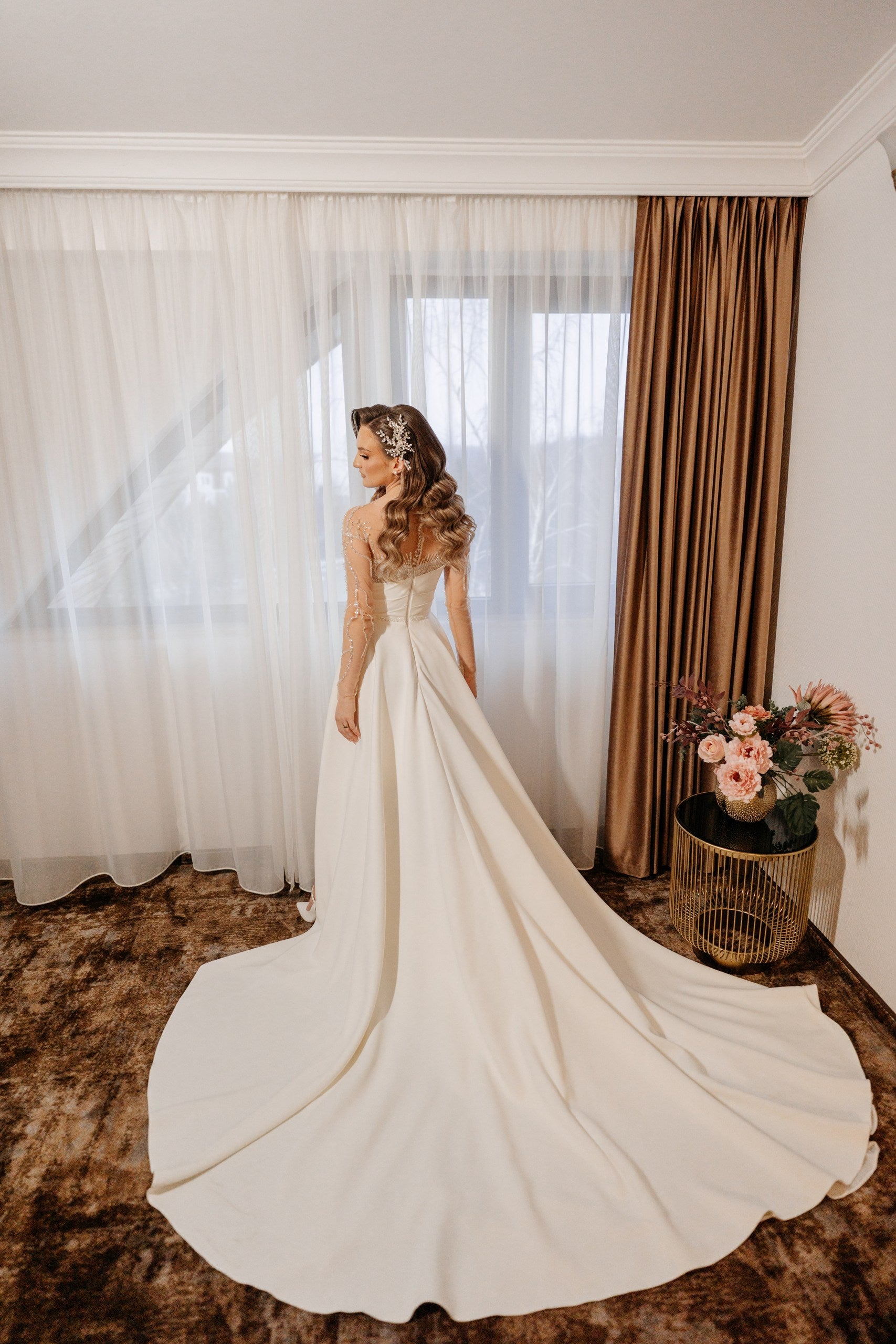 Rochie de mireasa din satin ivory cu corset cu margele