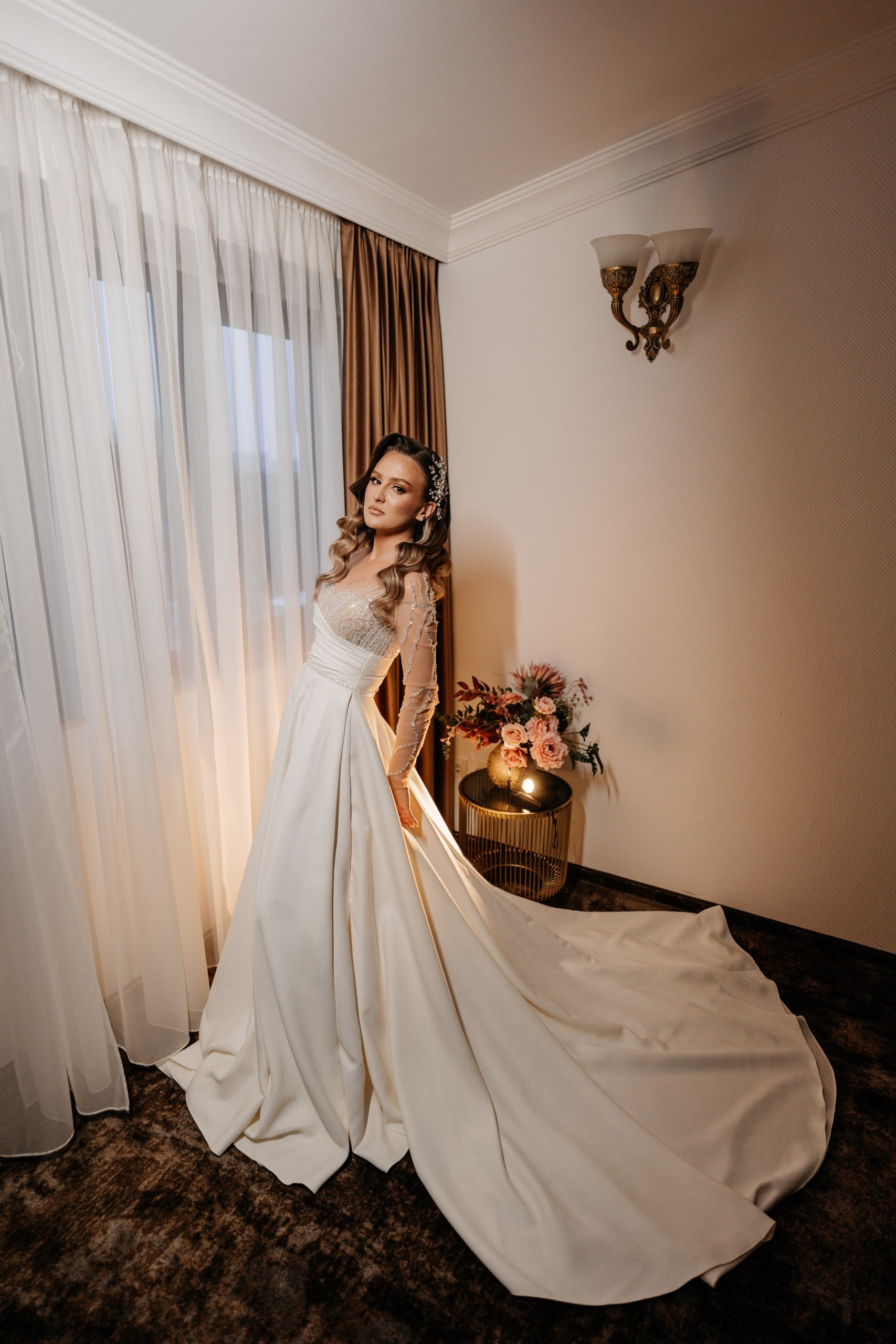 Rochie de mireasa din satin ivory cu corset cu margele