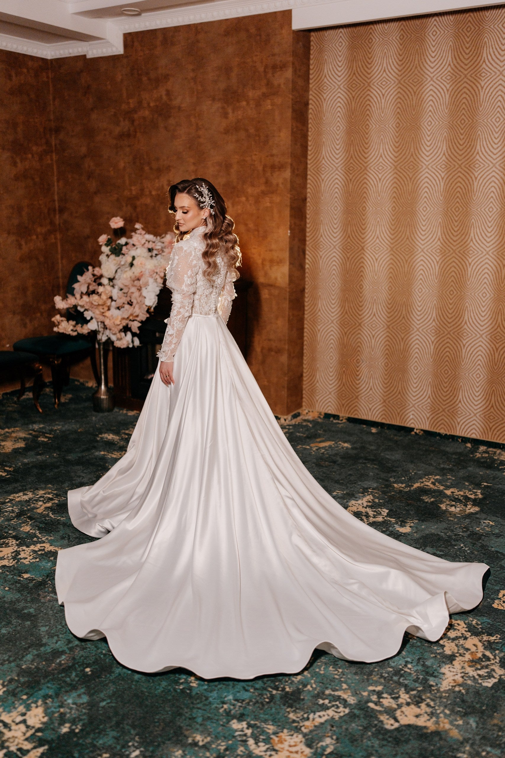 Rochie de mireasa eleganta si modesta, cu bust din dantela