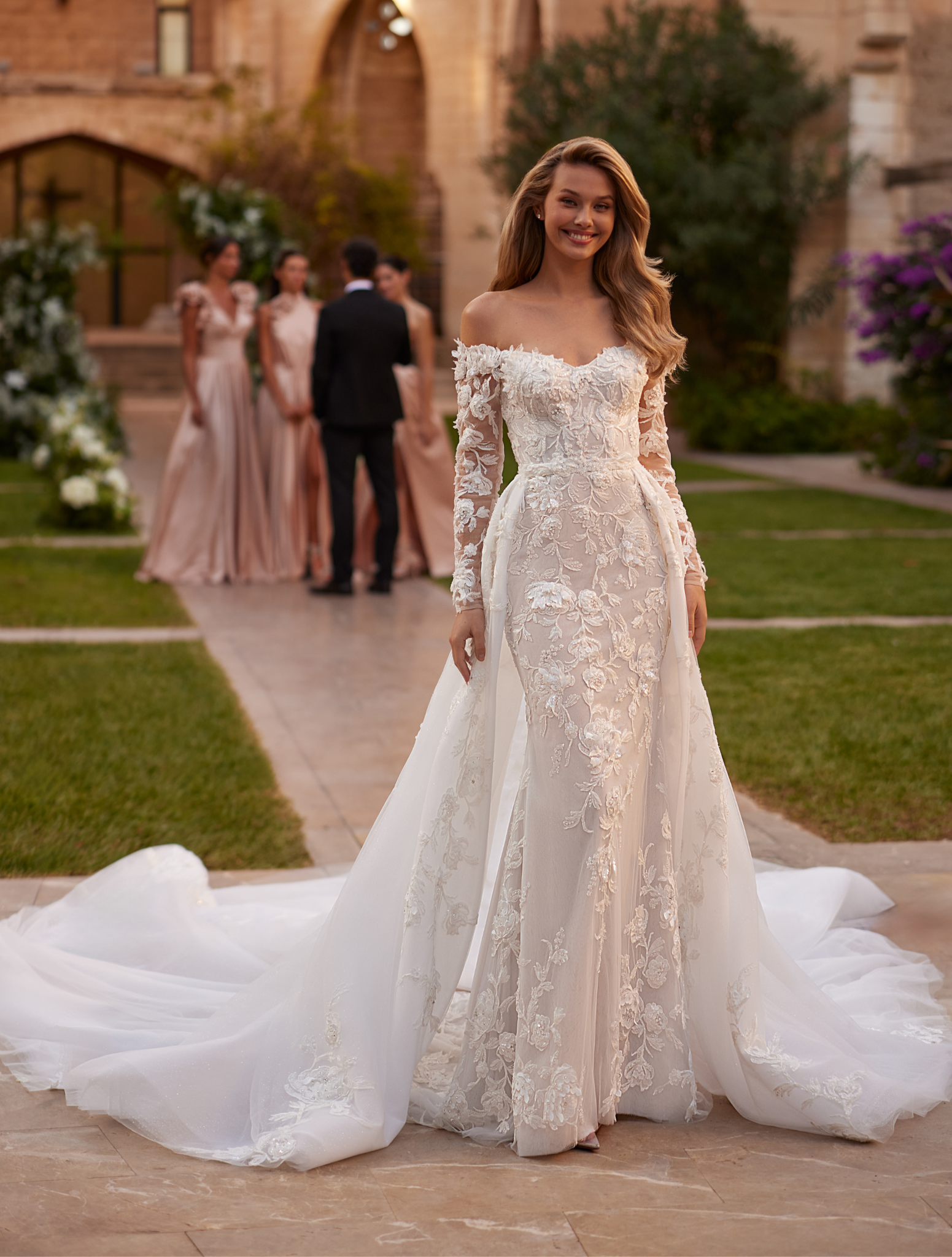 ELEGANT DRESS WITH EMBROIDERY