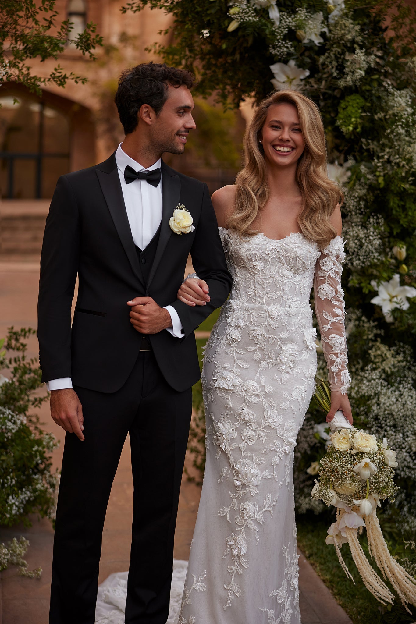 ELEGANT DRESS WITH EMBROIDERY
