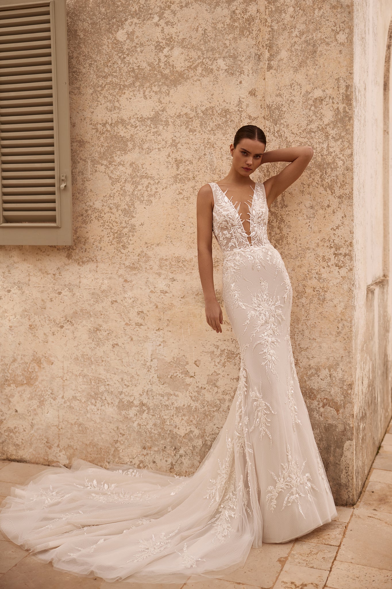 SIRENA WEDDING DRESS WITH V-NECKLINE