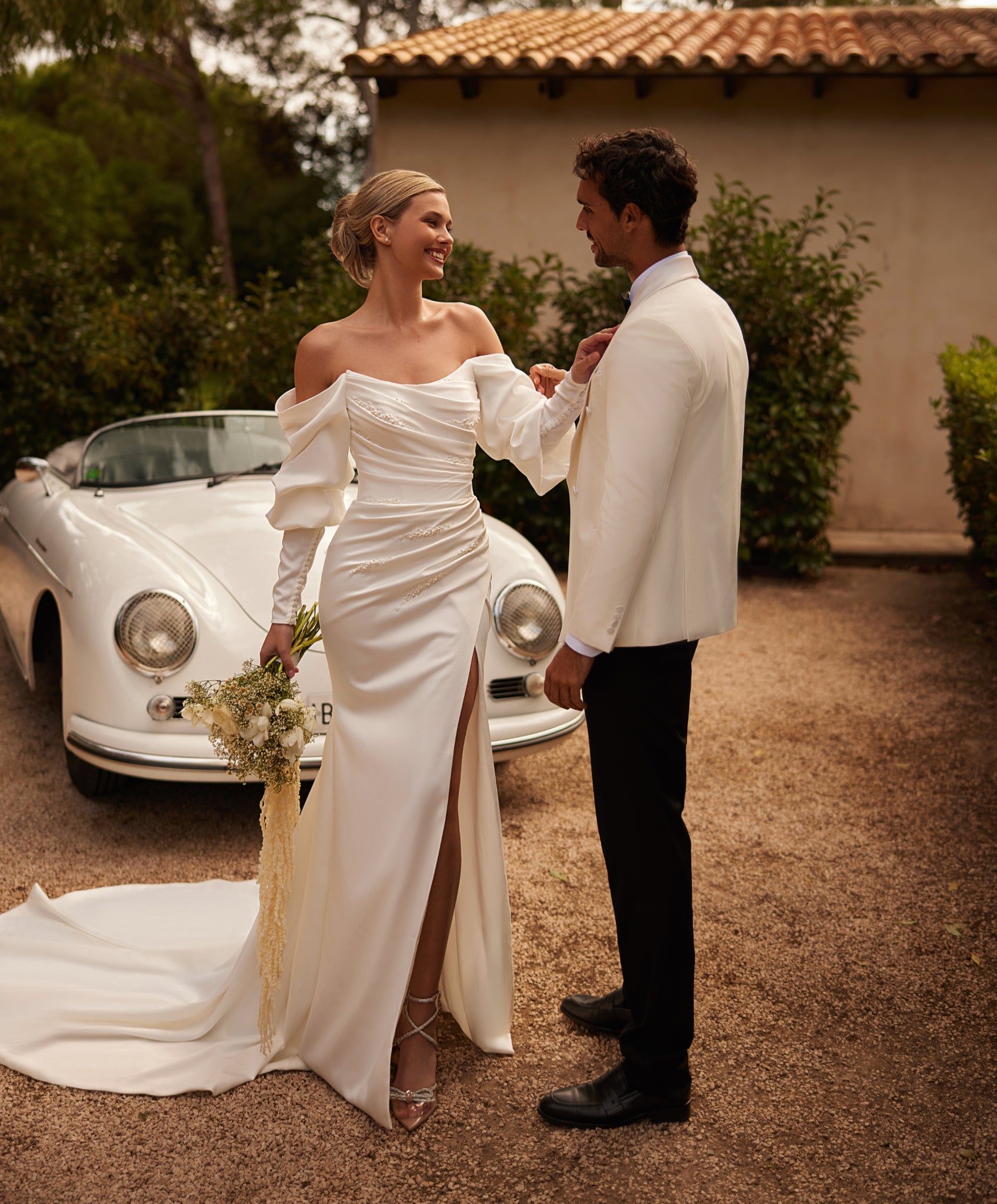 WEDDING DRESS CAPTIVATES WITH MINIMALIST ELEGANCE