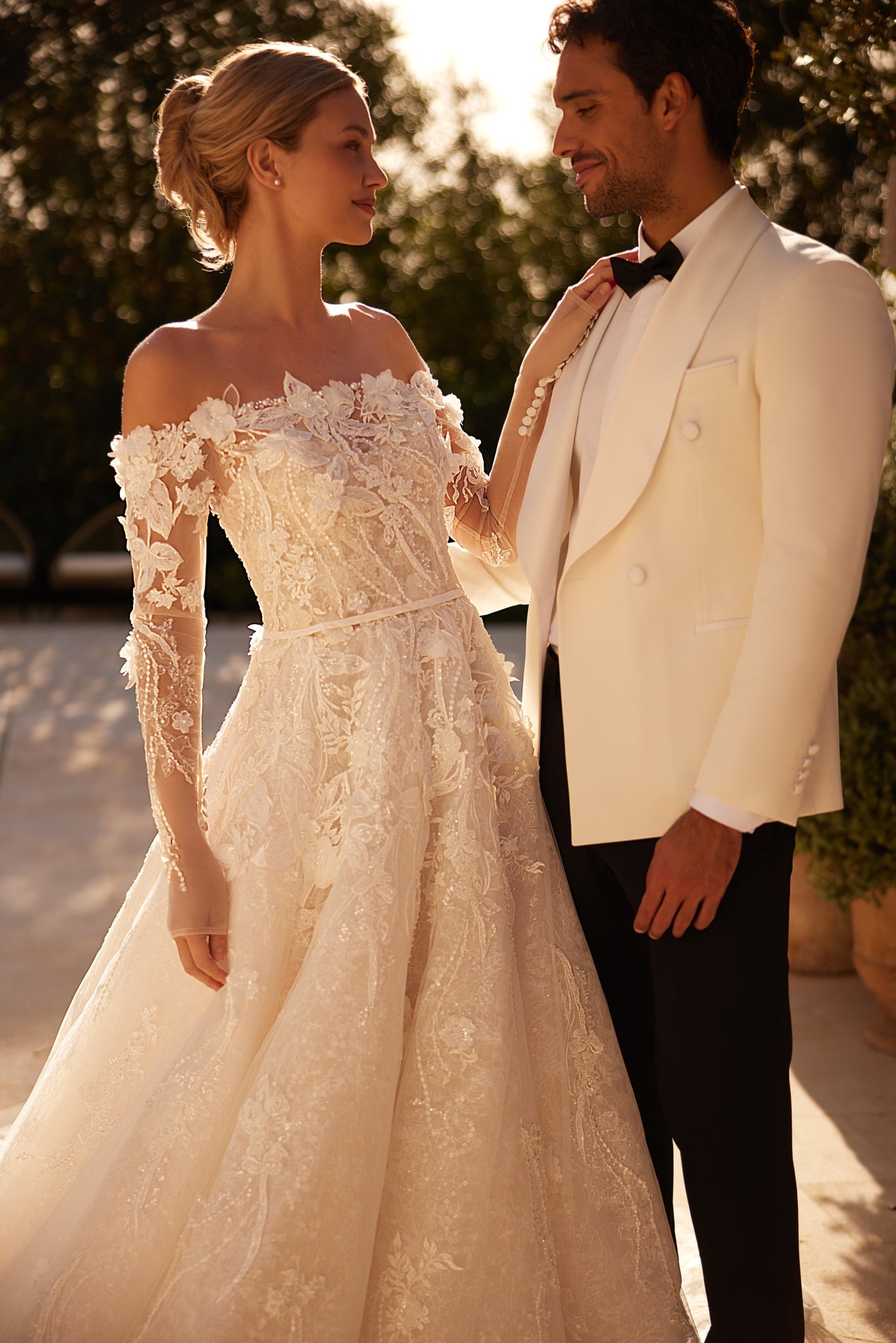 WEDDING DRESS WITH SPARKLING ACCENTS