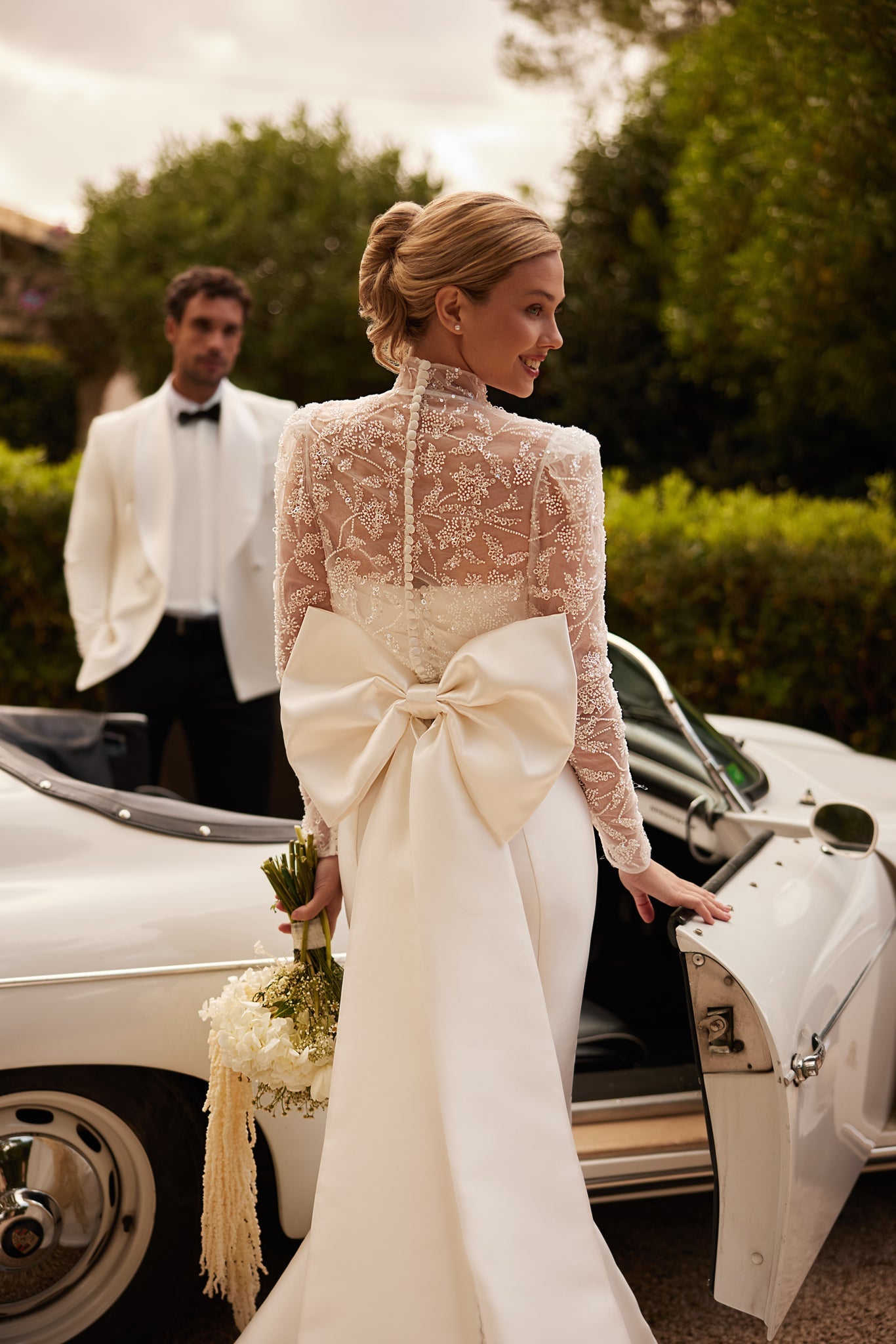 AMELIA DRESS - PURE ELEGANCE IN MODERN STYLE