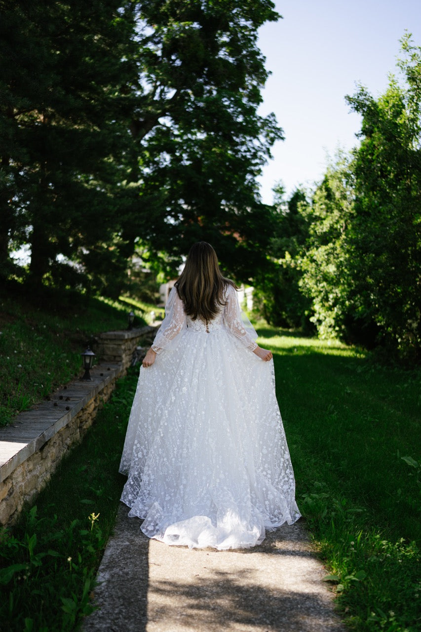 Rochie de mireasa stil printesa cu aplicatii florale