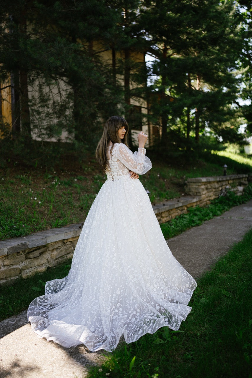 Rochie de mireasa stil printesa cu aplicatii florale