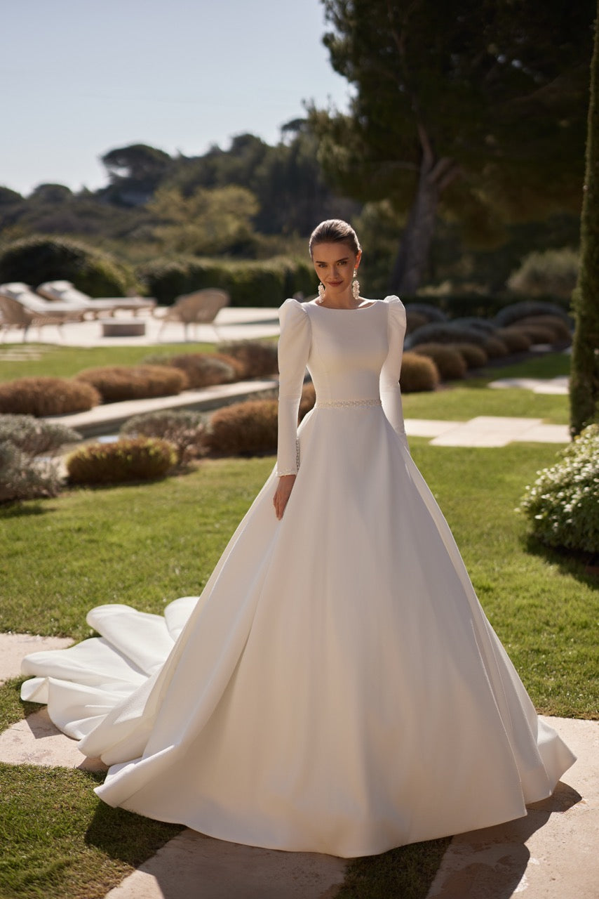 ELEGANT AND SIMPLE WEDDING DRESS