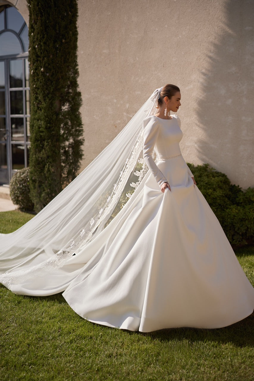 ELEGANT AND SIMPLE WEDDING DRESS