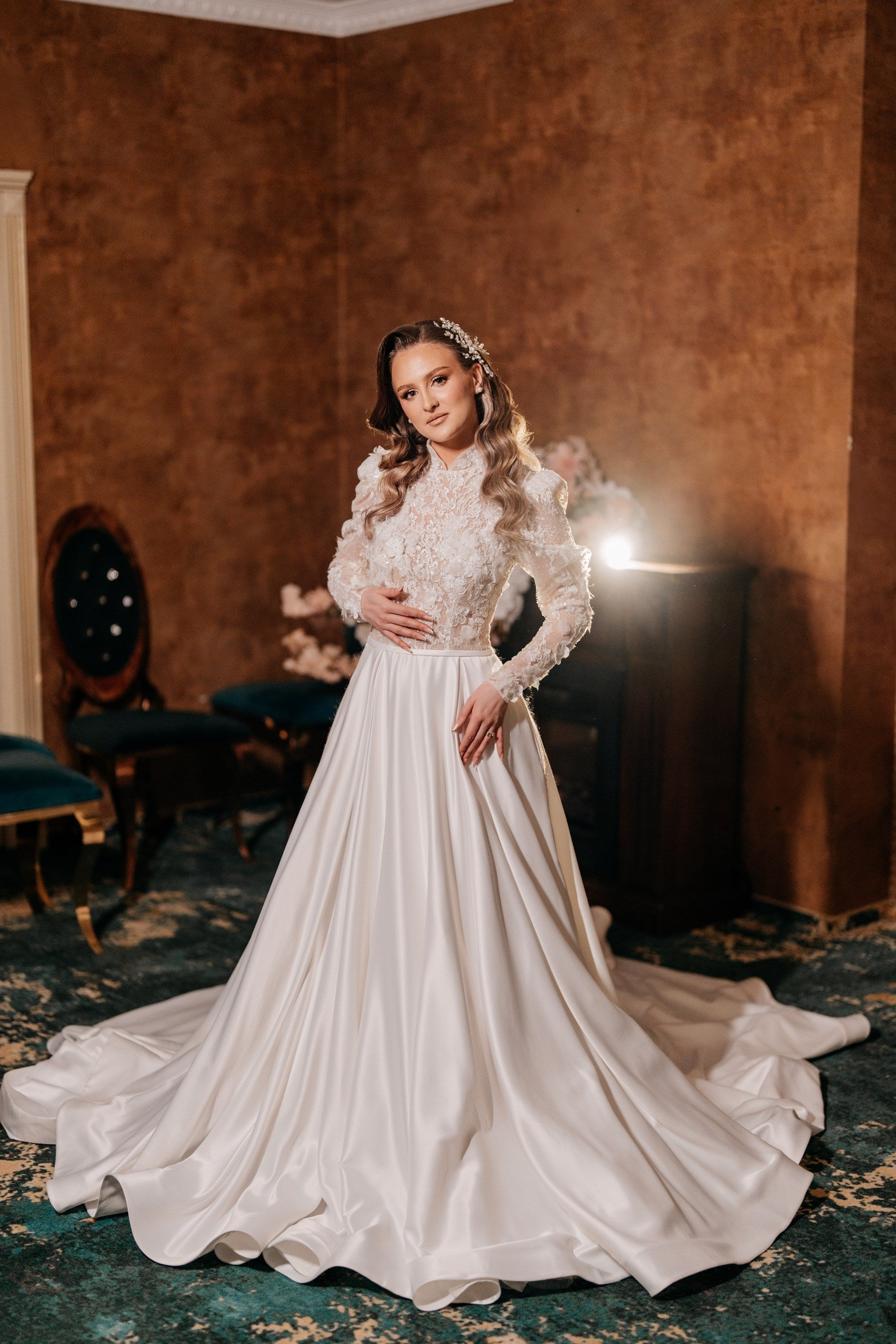 Rochie de mireasa eleganta si modesta, cu bust din dantela