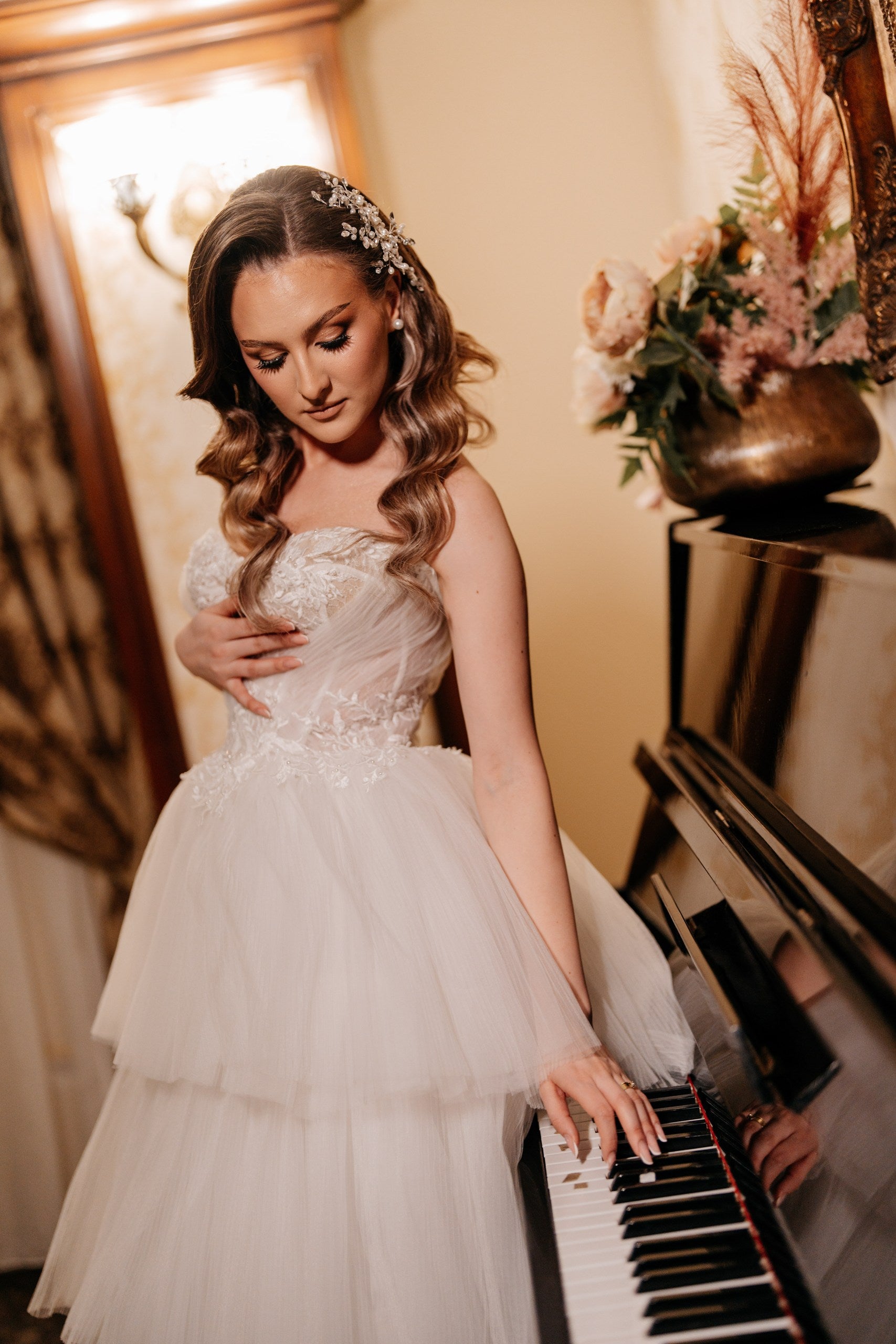 Rochie de mireasa din tul stratificat cu corset romantic