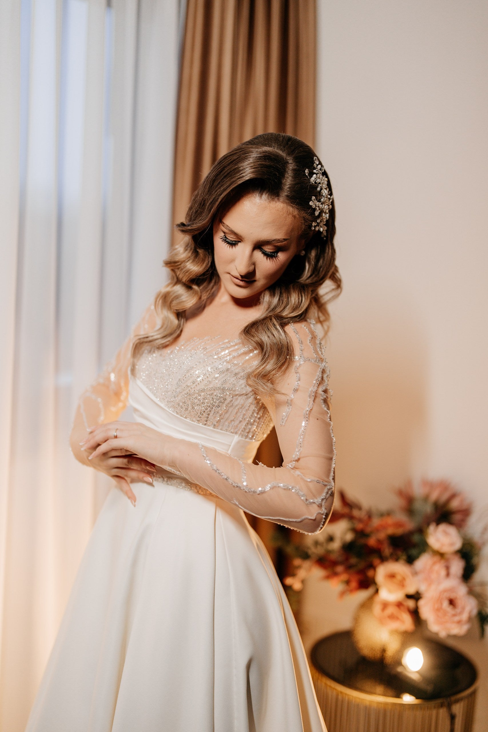 Rochie de mireasa din satin ivory cu corset cu margele
