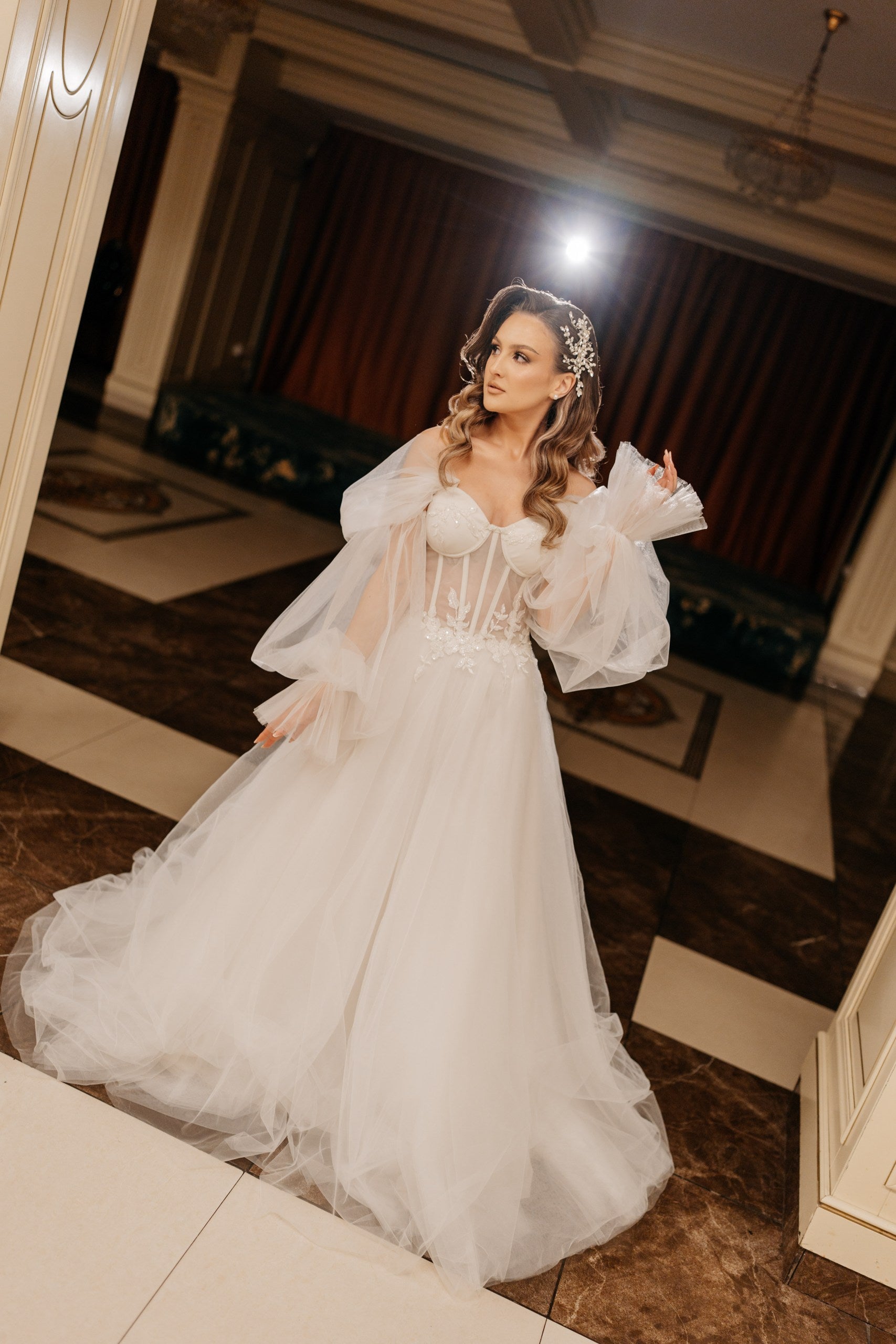 Rochie de mireasa romantica cu detalii din tul drapat