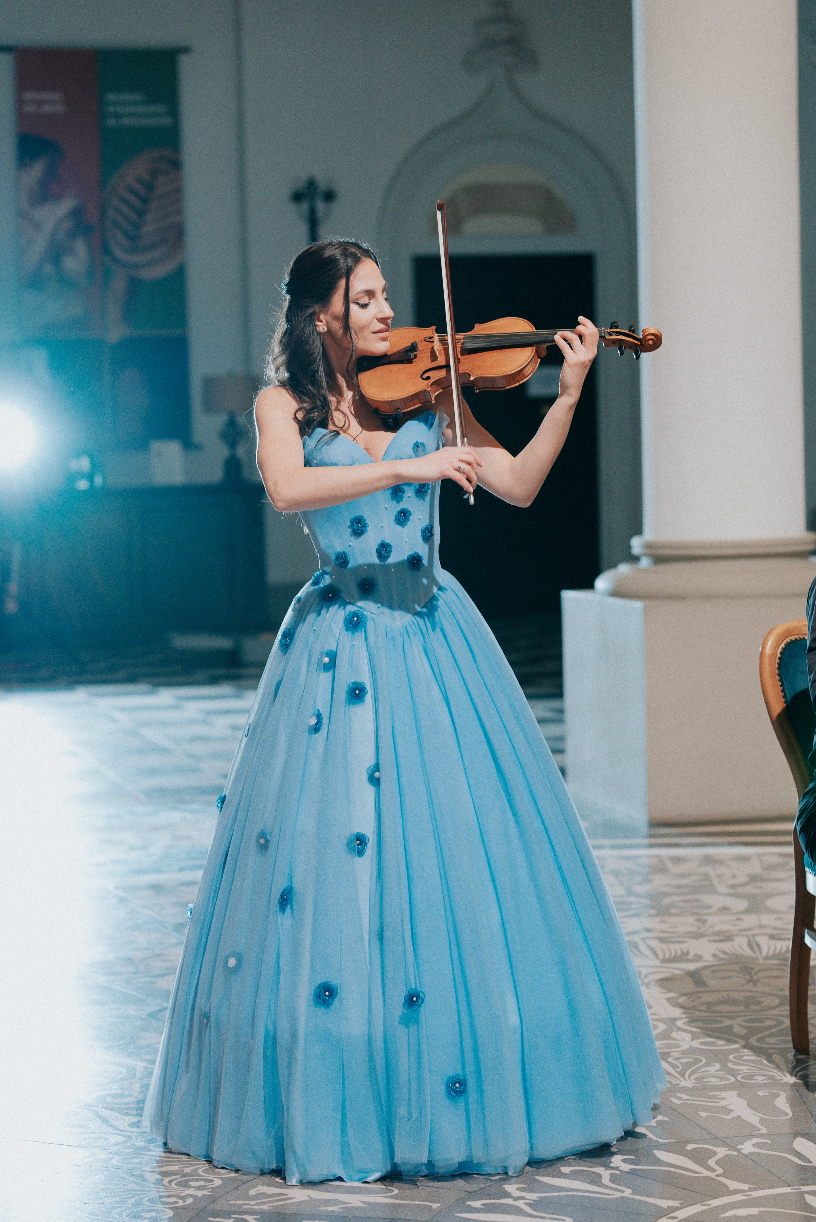 Rochie eleganta de seara bleu, cu flori din organza