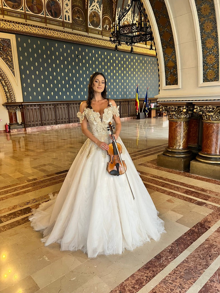 Rochie de Mireasa Tip Printesa, cu Umeri Goi si Dantela Delicata