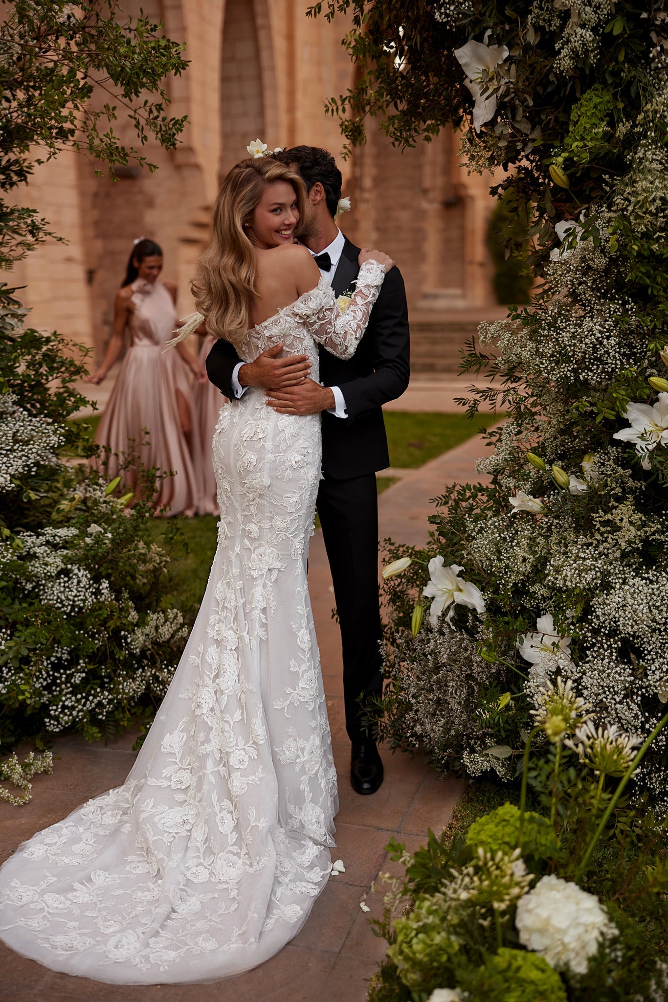 ELEGANT DRESS WITH EMBROIDERY