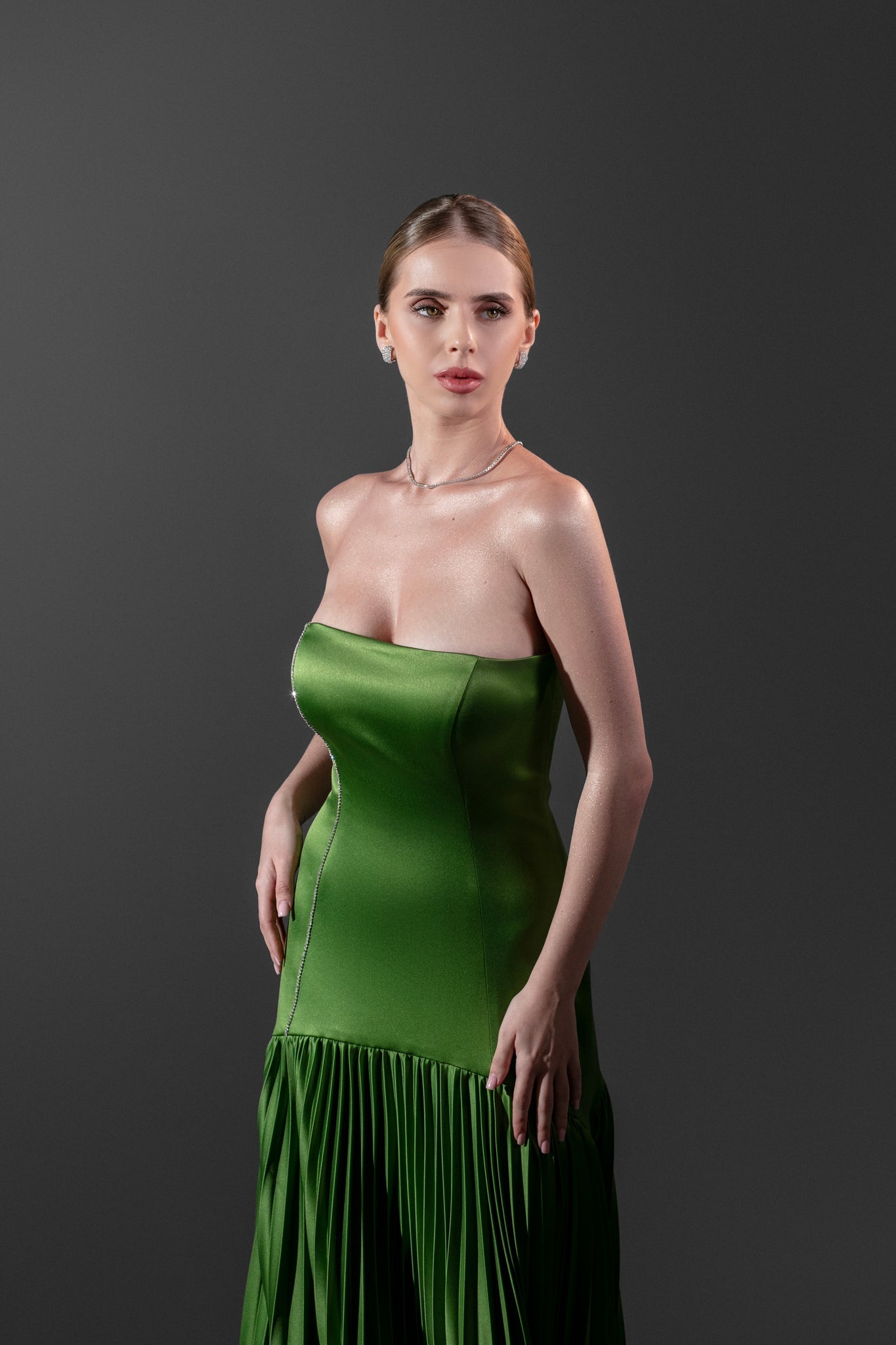 ELEGANT GREEN DRESS WITH PLEATS