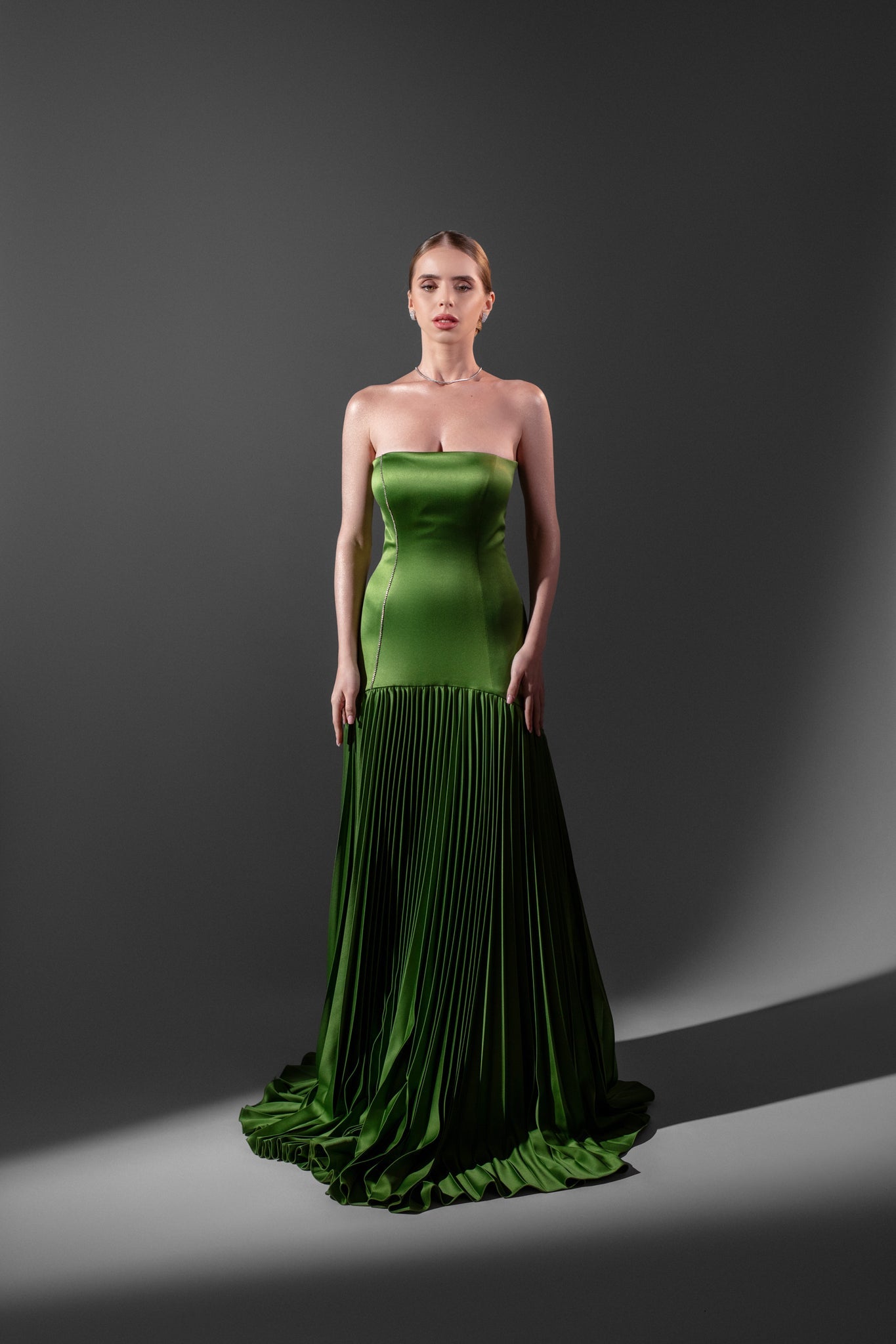 ELEGANT GREEN DRESS WITH PLEATS