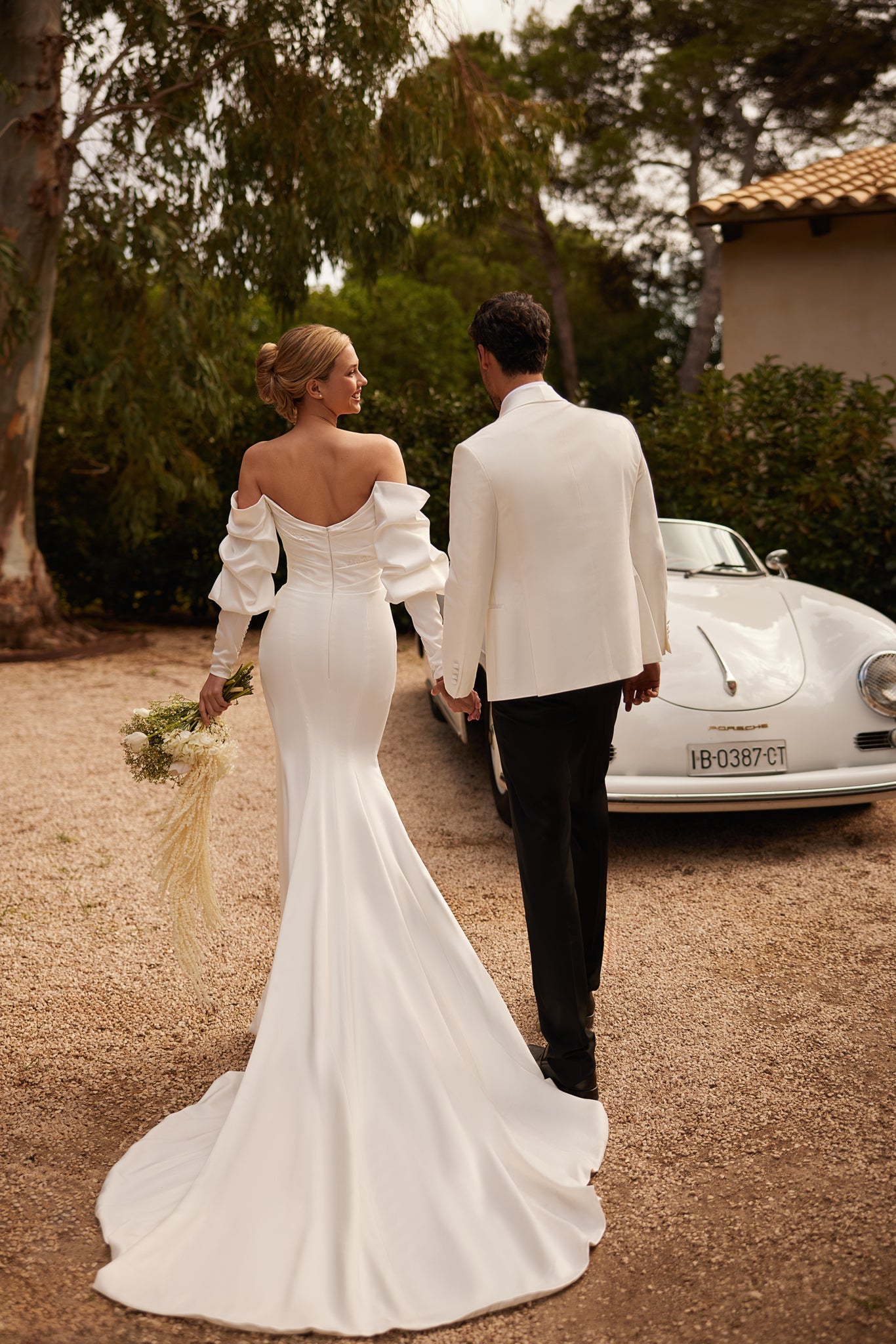WEDDING DRESS CAPTIVATES WITH MINIMALIST ELEGANCE