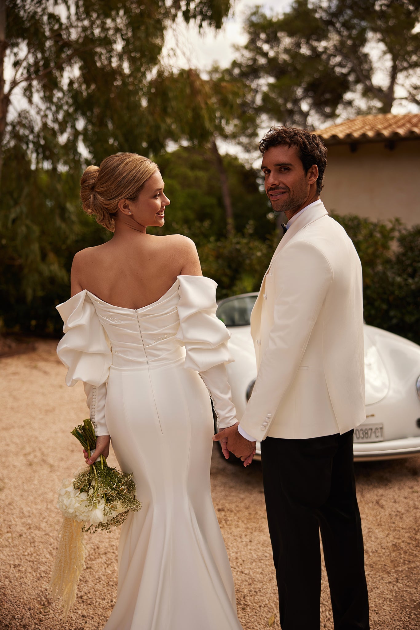 WEDDING DRESS CAPTIVATES WITH MINIMALIST ELEGANCE