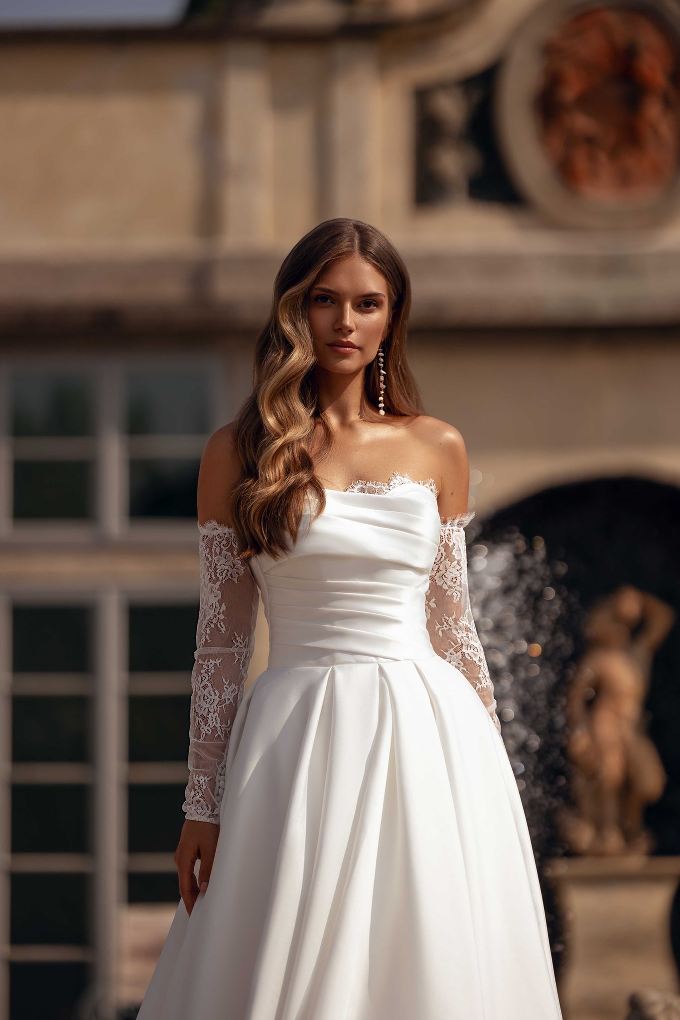 WEDDING DRESS IN TAFFETA AND CHANTILLY LACE