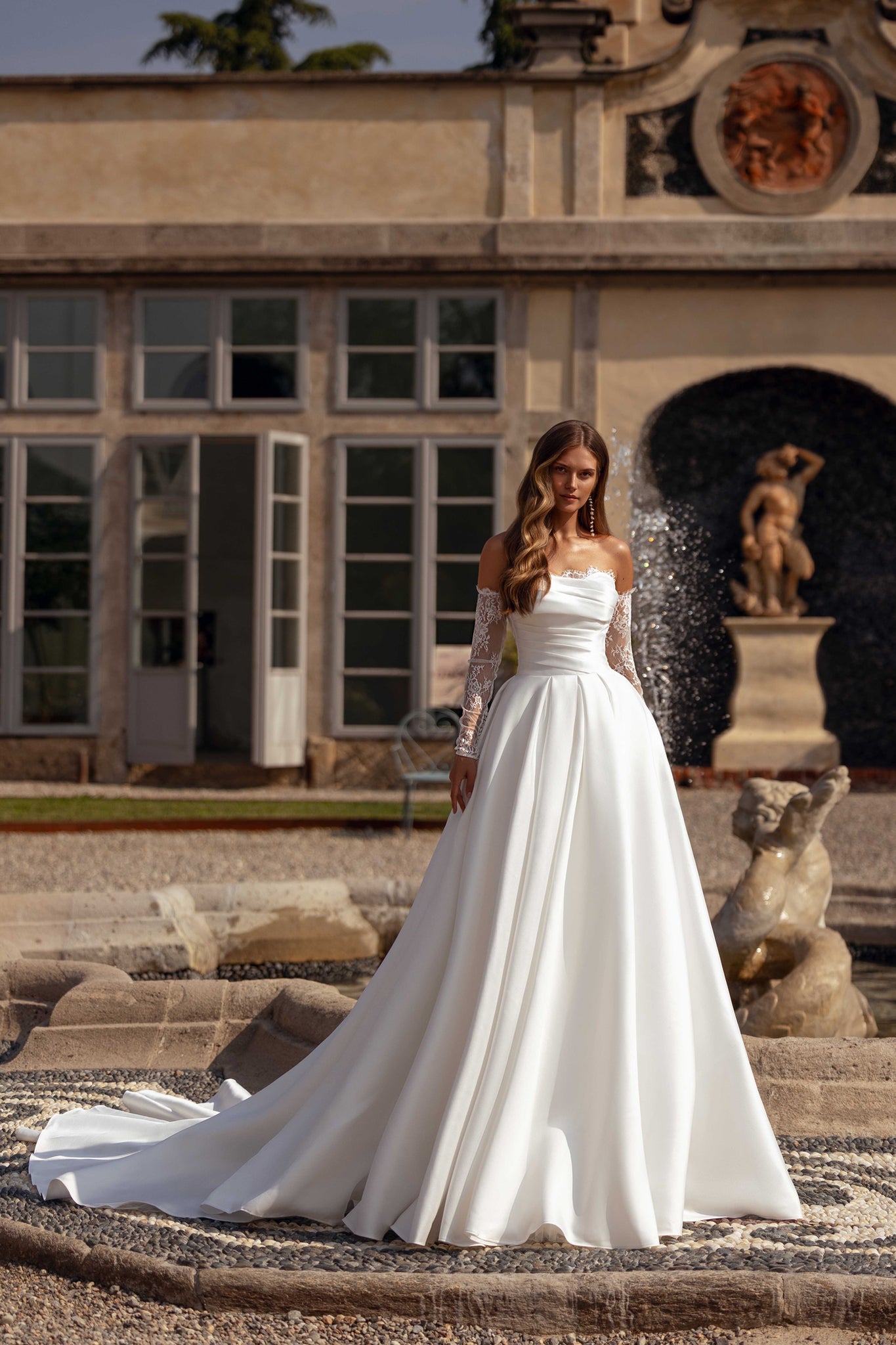 WEDDING DRESS IN TAFFETA AND CHANTILLY LACE
