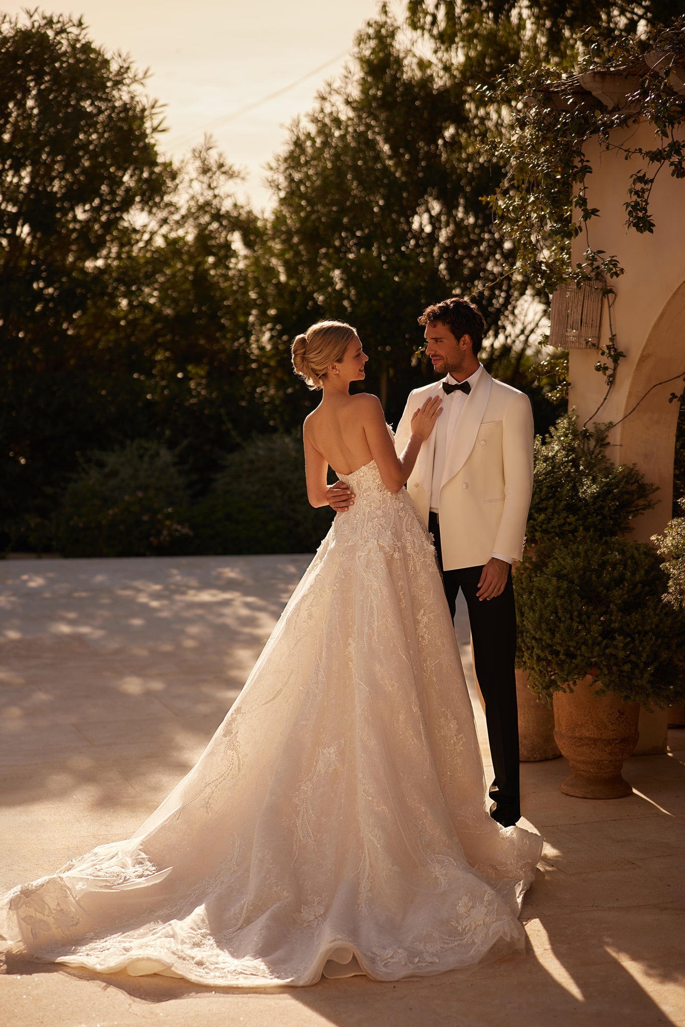 WEDDING DRESS WITH SPARKLING ACCENTS