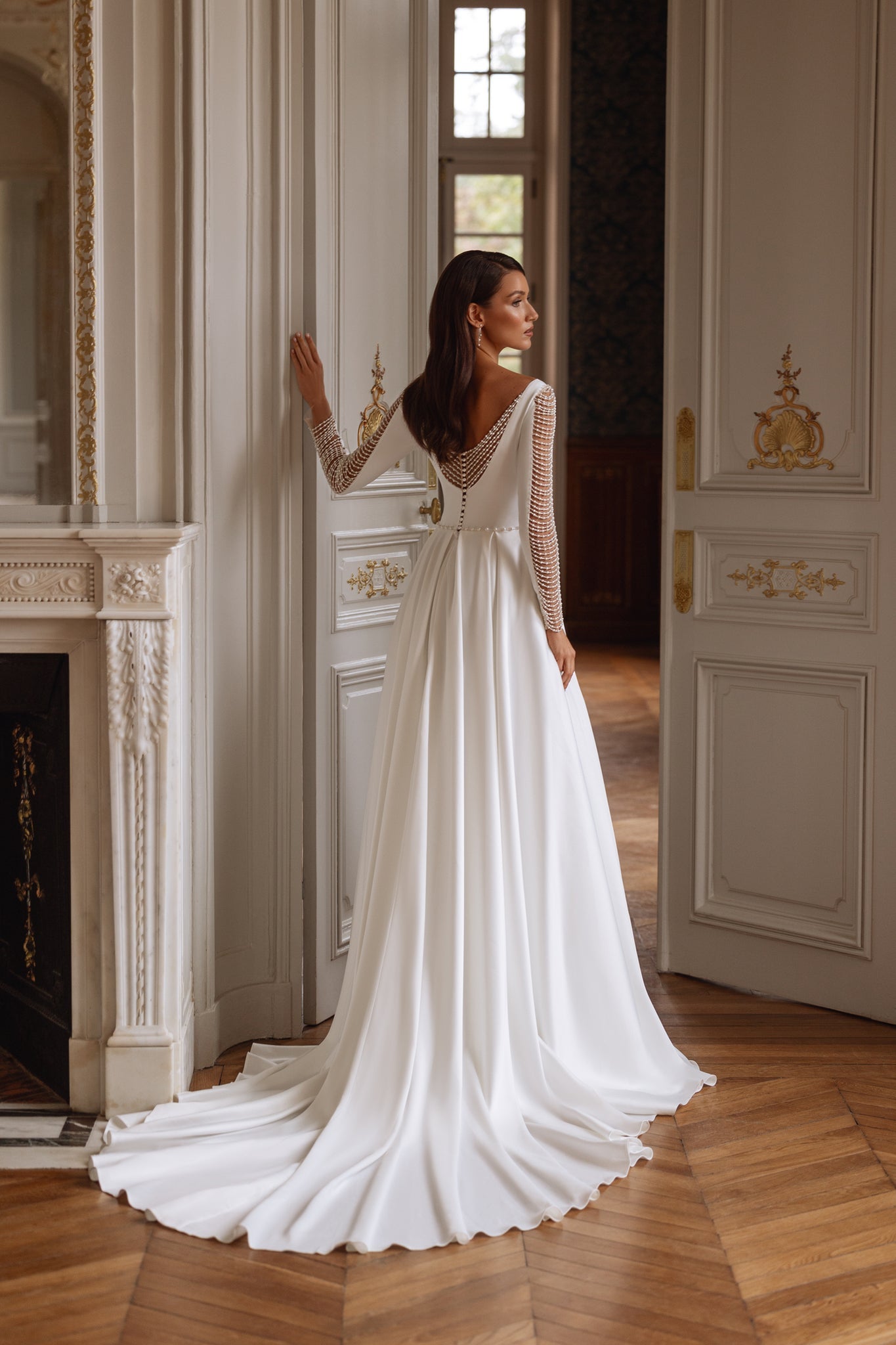 Wedding Dress with Long Sleeves and Accessories